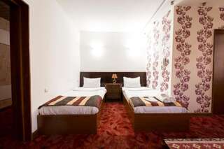 Отель No Problem Hotel at Glinka Street Ереван Стандартный двухместный номер с 2 отдельными кроватями-2